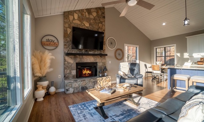 Helen Cabin | Firefly Mtn Retreat - Amazing Mountain Views and Family Entertainment