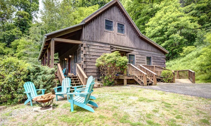 Vilas Cabin | Firepit, Log Cabin, Views, Fireplace, pet friendly