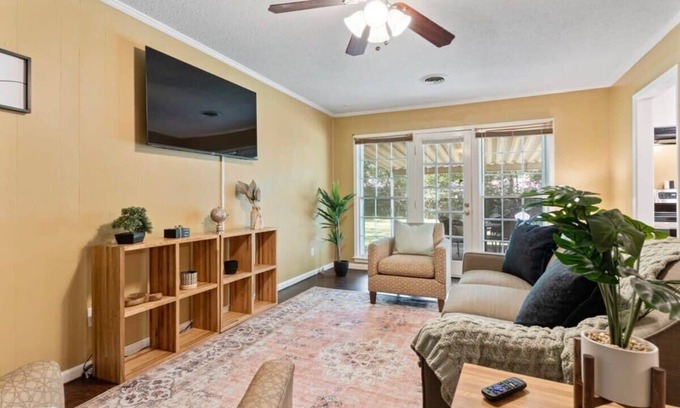 Gunter Afs House | Firepit & Patio- Mins to Dining- The Vaughnique