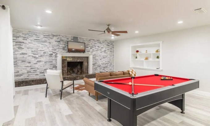DeLand House | Firepit + Pool Table + Grill + 8mi to Blue Springs