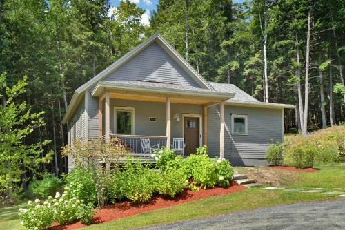 West Hartford House | Fireplace Woods Club Access - Modern Quechee