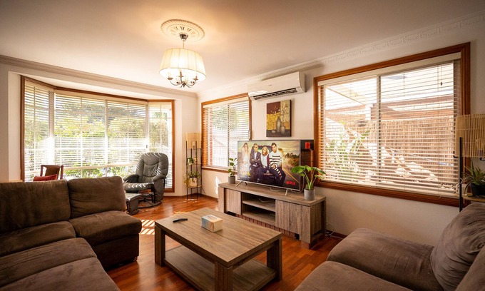 Hoppers Crossing House | Fireside Comfort, King Bed, Nursery, 3 fenced gardens. Hoppers Haven