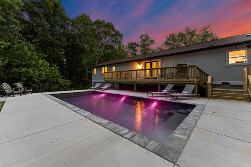 Mooresville House | Fireside Fun by AvantStay Sleeps 18 Waterfront Pool