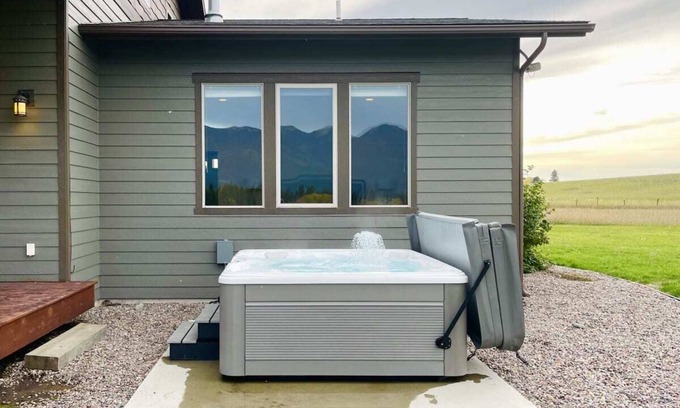 Creston House | Fireside Retreat - Beautiful Montana Home