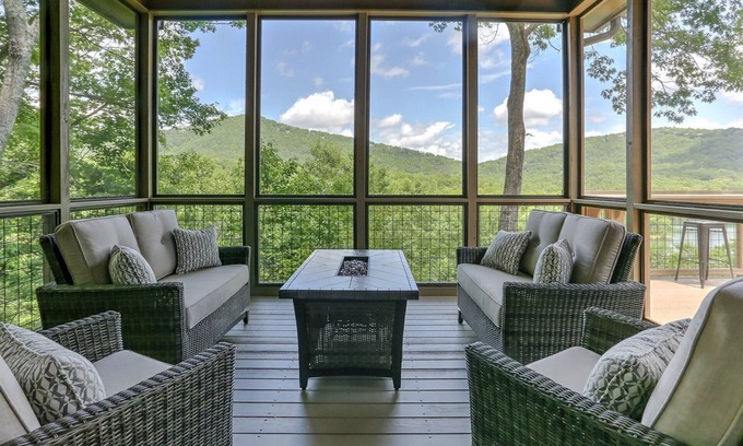Big Canoe House | Fireside Sips, Soothing Hot Tub Soaks, Hiking Trails, Lakeside Dining & Scenic Golf - Field of Stars