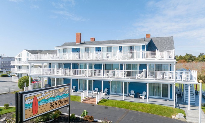 Hampton Hotel | First Floor Poolside Family Suite!