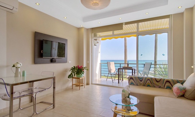 Carihuela Apartment | First line of beach. Santa Clara Castle. Reformed. Wifi. Smart TV.