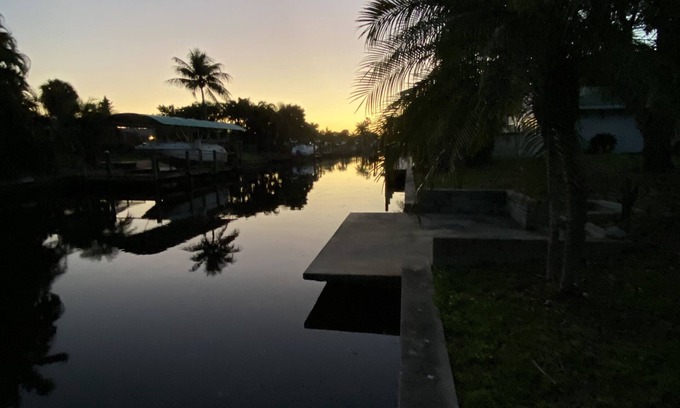 Caloosahatchee House | Fisherman/boaters/jet skis. Waterfront. Downtown. Close to everything!