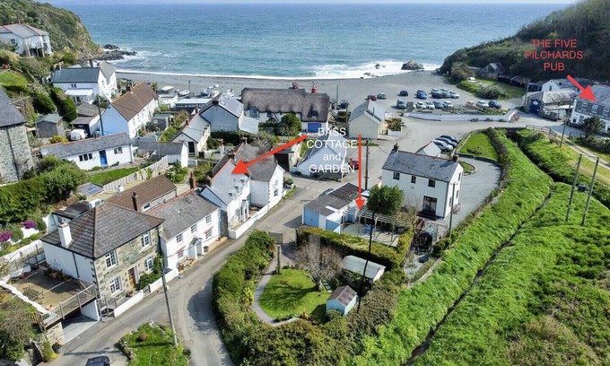 Helford Passage Cottage | Fisherman’s cottage 100 yards from the sea with log burner and own parking