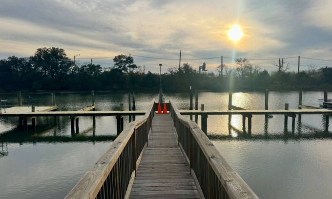 Norfolk Condo | Fishermen! 2-bedroom condo on awesome Willoughby Spit in Norfolk!