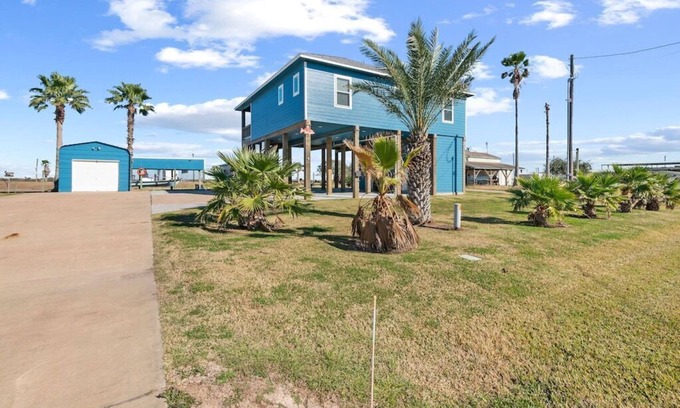 Cedar Lane House | Fishing Pier & Minutes to the Beach!