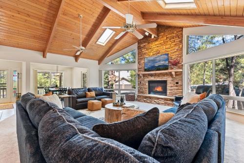 Munds Park Villa | Fishlake Cabin Serene Forest Escape Sleeps 10 Near Flagstaff Sedona Grand Canyon