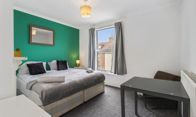 Maidstone House | FIVE Bedroom Central Maidstone Home with BBQ, HotTub & Wi-Fi