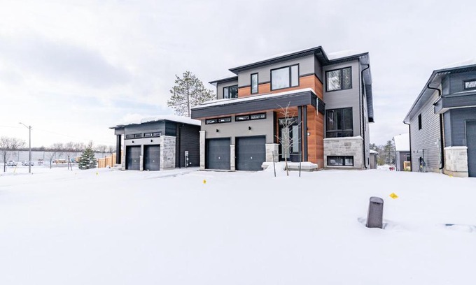 Wasaga Beach House | Five Bedroom Deluxe House close to Wasaga Beach
