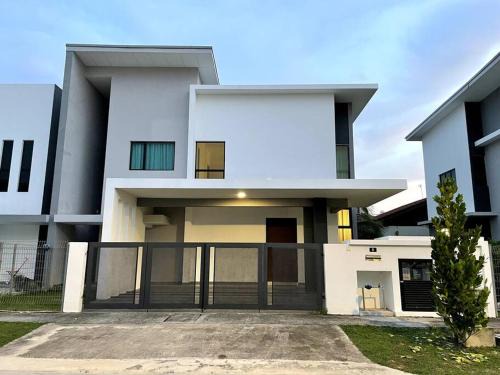 Geching Hilir House | Five BEDROOMS RESIDENTIAL HOME WITH FREE WIFI