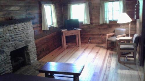 Hot Springs House | Five Points Lake Hamilton Cabin B
