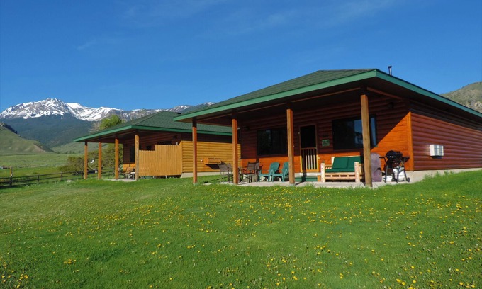 Gardiner Cabin | FIVE STAR CABIN ON YELLOWSTONE RIVER! THE GRIZZLY DEN CABIN on YNP Riverfront