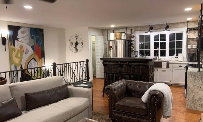 Mount Vernon House | Five-Star Historic Boyd Harvey Carriage House by RedAwning