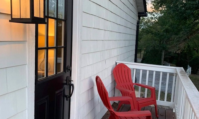 Mount Vernon House | Five-star Historic Boyd Harvey Carriage House 2 Bedroom Home by RedAwning