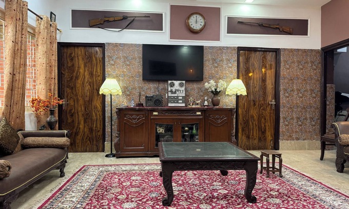 New Delhi Villa | Five Star Hotel feel- Luxurious bungalow with Huge American style kitchen