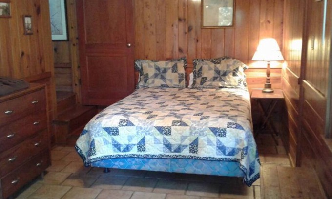 Hot Springs Cabin | FIVE POINTS~LAKE HAMILTON: Cabin#5 ~ 2 Story, 2BR w/Queen Beds, Futon in LR, Full Kitchen, Breakfast "Fixins" Provided, Great Lake View