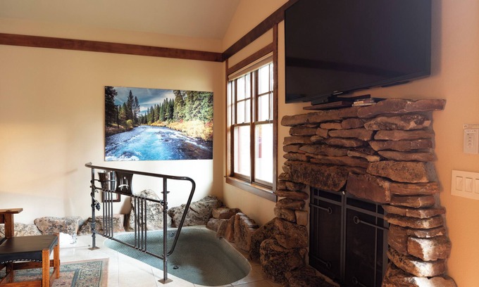 Sisters Hotel | FivePine Lodge & Cabins - Romance Cabin