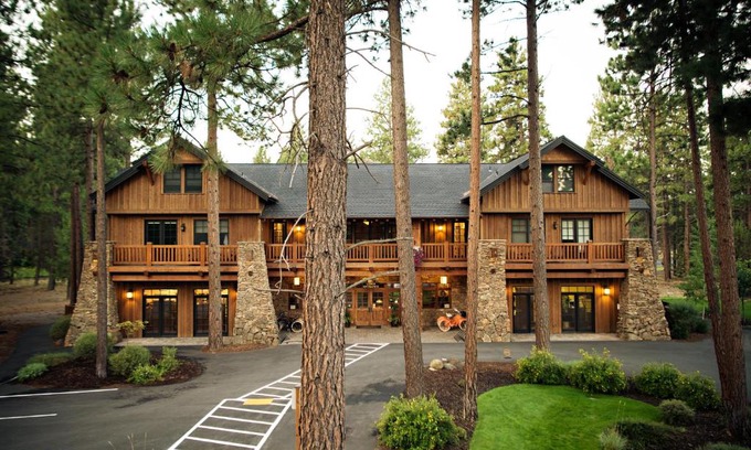 Sisters Hotel | FivePine Lodge