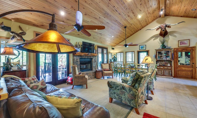 Caddo Gap Cabin | Flag Hole Riverfront Cabin Near Local Attractions!