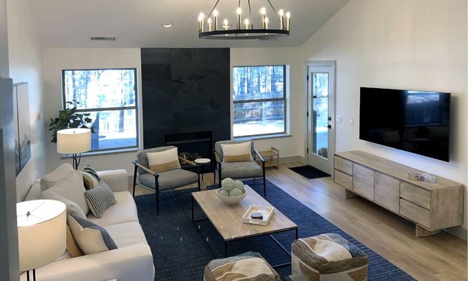 Ponderosa Trails House | Flagstaff Trendy Mountain Getaway Perfect for Families with Large Backyard
