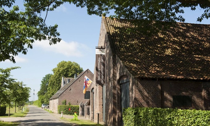 Schafelt House | Flamboyant Farmhouse in Baarlo with Hot Tub, Garden