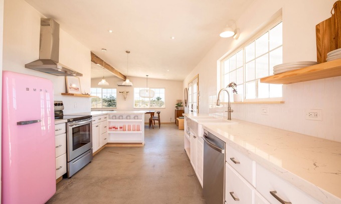 Yucca Valley House | 🌵Flamingo Ranch With a Dreamy Desert Design & Hot Tub🌵