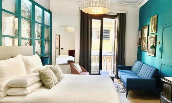 La Llotja-Born Bed & Breakfast | Flamingo Suite - DOG Admiral Urban Guest House