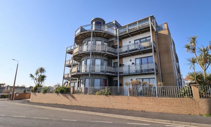Dovercourt Apartment | Flat 19 By The Beach