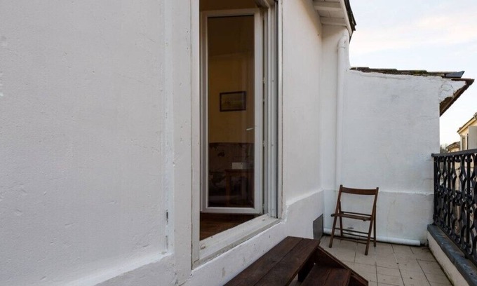 Blaye Apartment | Flat & balcony center Blaye