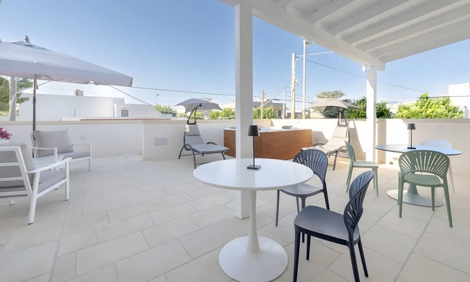 Torre dell'Orso Apartment | Flat ‘Le Due Sorelle Suite’ with private terrace and mini hydromassage pool