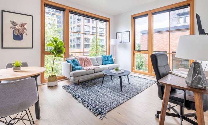 Uptown Apartment | Flawless 1 BR Apartment in Portland + Parking