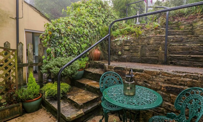 Holmfirth Cottage | FLEECE COTTAGE, pet friendly, with a garden in Holme, West Yorkshire