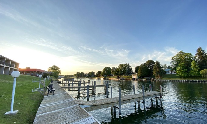 Cheboygan Hotel | Fleetwood Inn & Suites