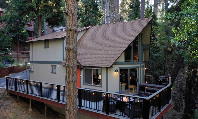 Arrowhead Villas Cabin | Fleming Creek Hideaway + Next to Creek + Fire-Pit!