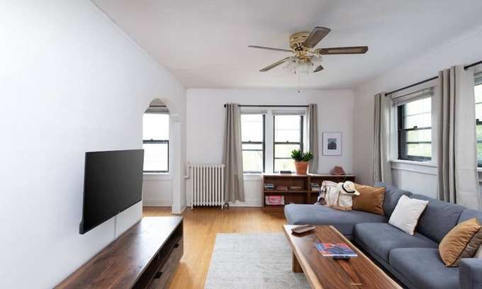 Milwaukee Apartment | Flexhome East Side Vintage 2BR B1