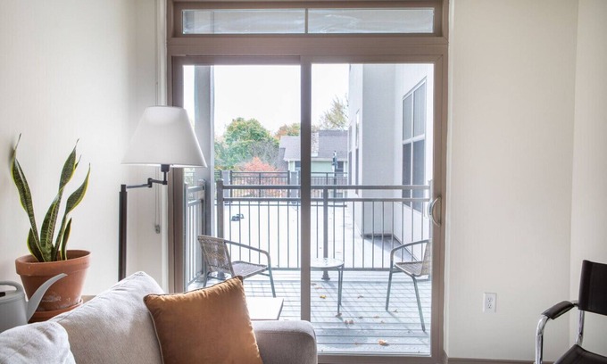 Shorewood Apartment | Flexhome Shorewood 1BR A3 - Gym+Balcony