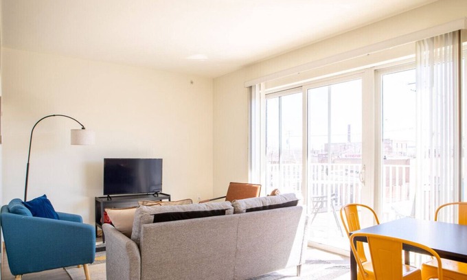 Fifth Ward Apartment | Flexhome Walker's Point 2BR T3 - Gym+Balcony