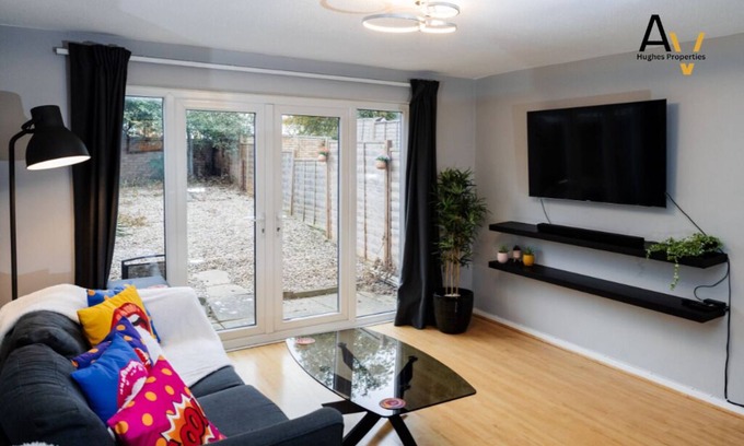 Northampton House | Flexible 2-Bed House: Ideal for Business Trips