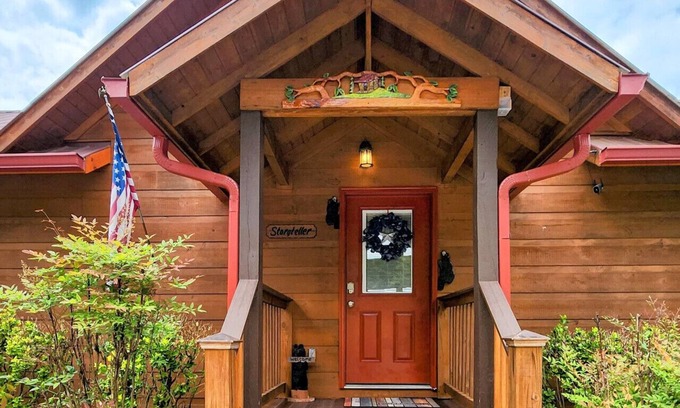 Gatlinburg - Pigeon Forge Cabin | Flexible Cancellation! Storyteller Cabin Deck Firepit dog friendly!
