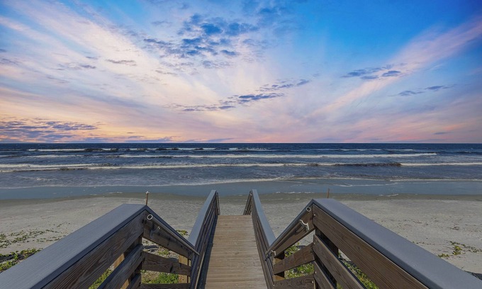New Smyrna Beach House | 🌊 Flip Flop North Studio | Dog Friendly, 400 Ft to Beach + King Bed