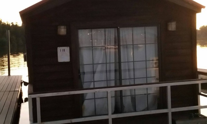 Guntersville Cabin | Floating Cabin Lake Guntersville Cabin number 118