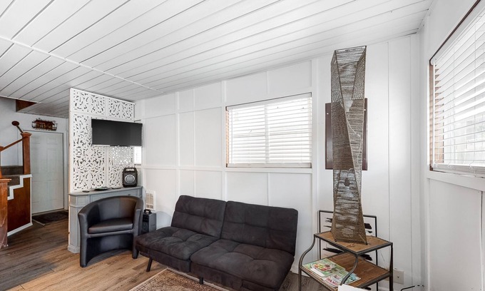 Bayview Boat Rental | Floating Home on the Lake W/Direct Lake Access, Free WiFi and Full Kitchen