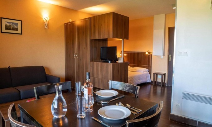 Jausiers Apartment | Floor -1, view valley, swimming pool, sauna, terrace, parking, tv, 27m², Pra Loup