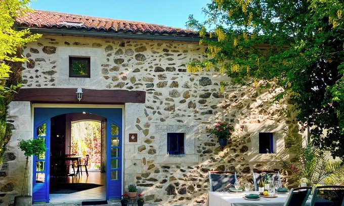 Bussiere-Badil Cottage | Flore (Vive le Vert)nnAt Vive le Vert we believe holidays are precious.