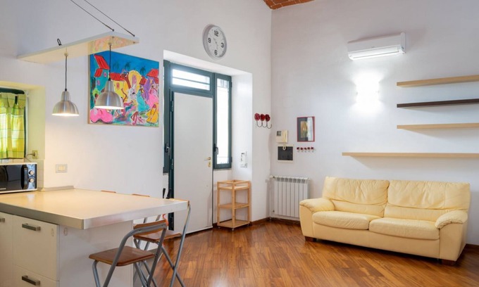 Careggi Rifredi Apartment | Florence Statuto Apartment with Small Courtyard